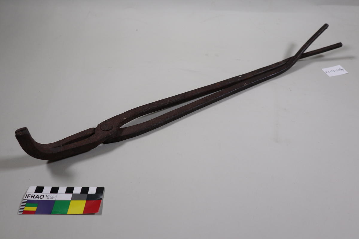 tongs,crucible Canterbury Museum
